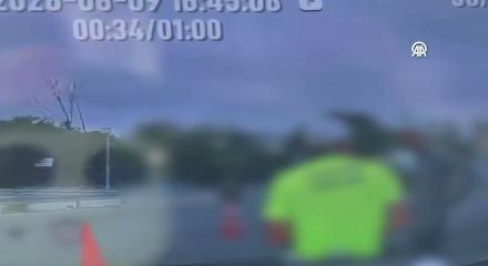 Fatih'te trafik polisine bı&ccedil;aklı saldırı: Ş&uuml;pheli bacağından vuruldu! O anlar kamerada
