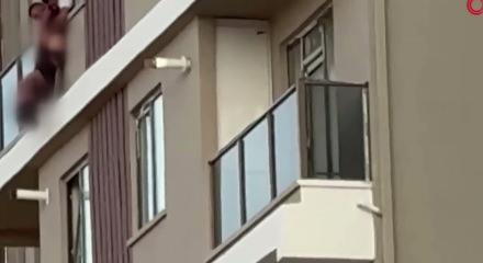 Aksaray'da y&uuml;rekler ağza geldiği anlar! 7'nci kattan atlarken son anda yakaladılar.