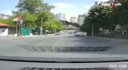 Başakşehir'de yokuşta kaymaya başlayan aracı elleriyle durdurdu!