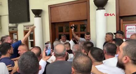 Belediye binasına girerek eylem yapan servis&ccedil;ilere biber gazlı m&uuml;dahale
