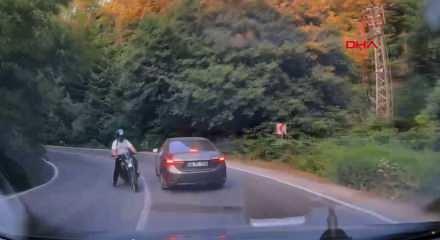 Bolu'da motosikletin otomobile &ccedil;arptığı kaza, ara&ccedil; i&ccedil;i kamerasında