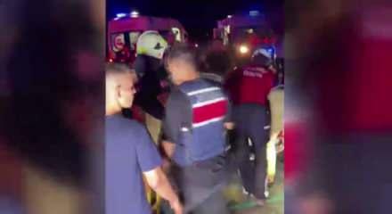 Bursa'da iki otomobil kafa kafaya &ccedil;arpıştı: Anne ve kızı &ouml;ld&uuml;, 2'si jandarma 5 yaralı