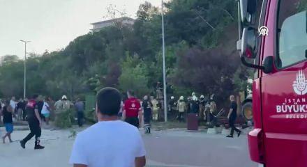 B&uuml;y&uuml;k&ccedil;ekmece'de g&ouml;&ccedil;&uuml;k altında 2 kişinin kaldığı iddiası &uuml;zerine kurtarma &ccedil;alışmaları s&uuml;r&uuml;yor
