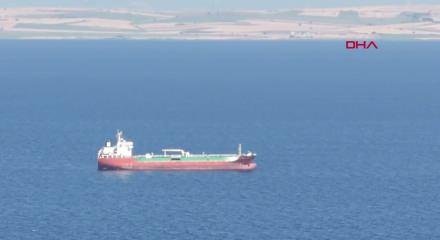 &Ccedil;anakkale'de bacasında yangın &ccedil;ıkan gemi demirletildi