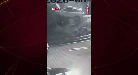 &Ccedil;in'de akılalmaz kaza: Kaldırıma &ccedil;arpan otomobil ağa&ccedil;la trafo arasında asılı kaldı!
