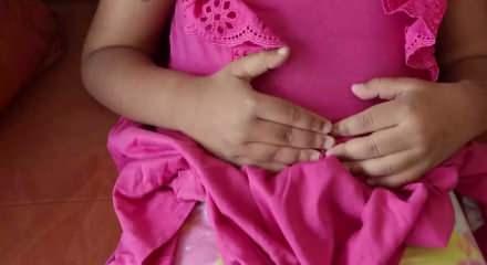&Ccedil;ocuklarda karın ağrısı ne zaman tehlikelidir? Uzman isim yanıtladı 