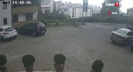 Fren yerine gaza basan s&uuml;r&uuml;c&uuml; site duvarından aşağı u&ccedil;tu: 1&rsquo;i &ccedil;ocuk 3 yaralı!
