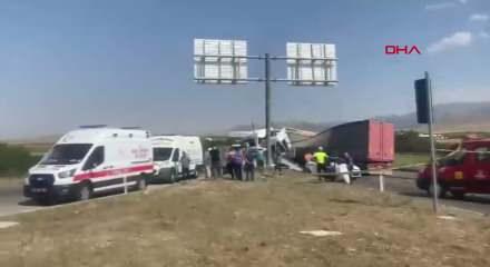 Freni boşalan tır, kırmızı ışıkta bekleyen ara&ccedil;ları bi&ccedil;ti: &Ouml;l&uuml; ve yaralılar var!