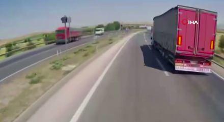 Freni patlayan tır karşı şeride ge&ccedil;ip dehşet sa&ccedil;tı: Feci kaza saniye saniye kamerada