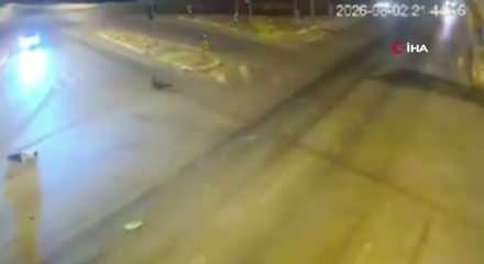 Gece yarısı kavşakta dehşet: Otomobille &ccedil;arpışan motosikletli &ccedil;ocuk &ouml;ld&uuml;