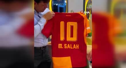 Havalimanında forması &ccedil;ıkarılan taraftara Trabzon cephesinden &ouml;zel Salah forması jesti