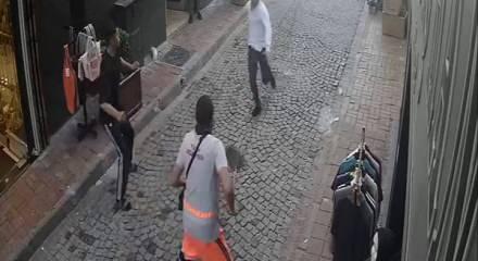 'Hırsız var!' &ccedil;ığlıkları sonrası vatandaş &ccedil;elme taktı temizlik&ccedil;i s&uuml;p&uuml;rgeyle vurdu!
