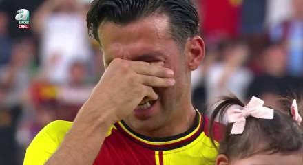 İsmail K&ouml;ybaşı, futbolculuk kariyerine g&ouml;zyaşlarıyla veda etti!