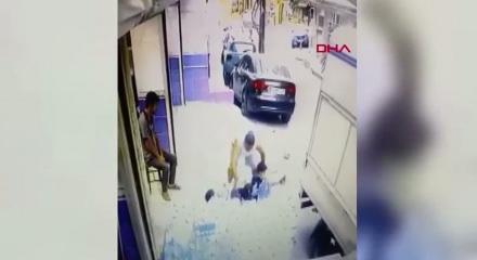 İstanbul'da tepki &ccedil;eken g&ouml;r&uuml;nt&uuml;! Sokaktaki 3 &ccedil;ocuğa vicdansız hareket kamerada