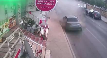 Kartal'da s&uuml;r&uuml;c&uuml;s&uuml;n&uuml;n kontrol&uuml;nden &ccedil;ıkan otomobil takla atarak dehşet sa&ccedil;tı