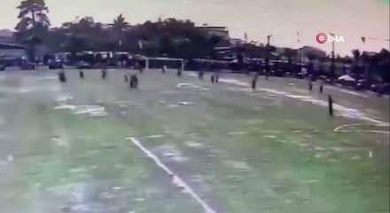 Ma&ccedil; oynanırken sahaya yıldırım d&uuml;şt&uuml;: 1 &ouml;l&uuml;, 9 yaralı