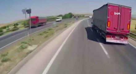 Konya'da freni patlayan tır dehşet sa&ccedil;tı: 1 &ouml;l&uuml;, 10 yaralı