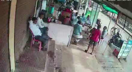 &Ouml;fkeli yaban domuzu  &ccedil;ay ocağına daldı