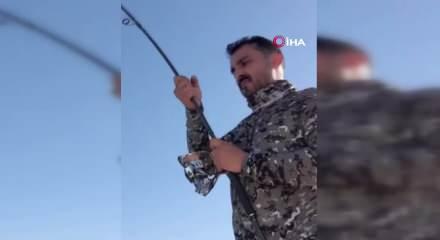 Oltasına takılan dev k&ouml;pek balığını iğneden kurtarıp denize bıraktı