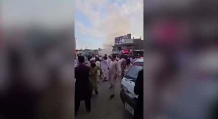 Pakistan'da polis karakolu &ouml;n&uuml;ndeki patlamada 14 kişi hayatını kaybetti