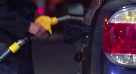 Petrol fiyatlarına diplomatik fren: Sert gerileme y&uuml;zde 4'&uuml; aştı