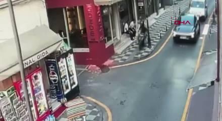 Polisten ka&ccedil;an motosikletli kaldırımda vali yardımcısına &ccedil;arpıp ka&ccedil;tı