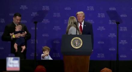 Trump sahnede &ccedil;ocuk peşinde koştu, mikrofonu alıp Biden&rsquo;a y&uuml;klendi!