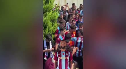 Salah karşılamasında g&uuml;ndem olan anlar! Galatasaray formasını &ccedil;ıkarttırdılar