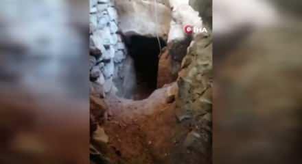&lsquo;Salak Milyoner&rsquo; filmi ger&ccedil;ek oldu: Evin altında metrelerce define &ccedil;ukuru kazdılar