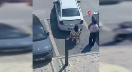 Sandalyeye oturarak kadın s&uuml;r&uuml;c&uuml;n&uuml;n park etmesini engelledi