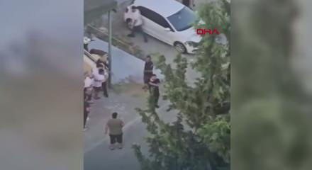 Taziye evindeki kavgada silah &ccedil;ekip husumetlilerini kovaladı