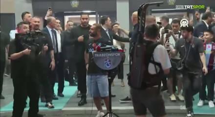 Trabzon'a  gelen Mohamed Salah'ı binlerce taraftar karşıladı