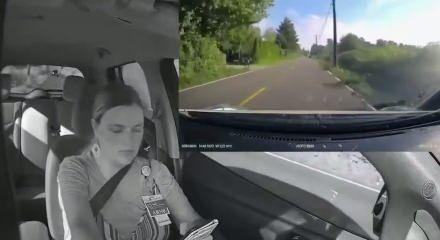 Trafikte telefon kullanan gen&ccedil; az kalsın bunu hayatıyla &ouml;d&uuml;yordu