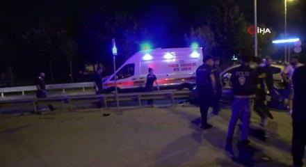 &Uuml;mraniye'de hafif ticari ara&ccedil; ile otomobil &ccedil;arpıştı: 4'&uuml; ağır, 6 yaralı