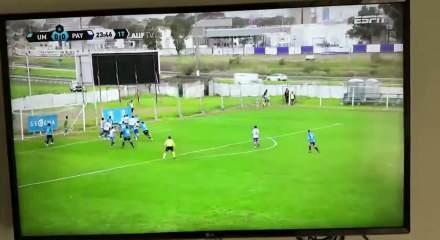 Uruguay 2. Ligi'nde akılalmaz olay! Topu uzaklaştırmak isterken kazaya yol a&ccedil;tı