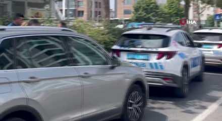 Yayaya yol veren polis aracına başka bir araba &ccedil;arptı