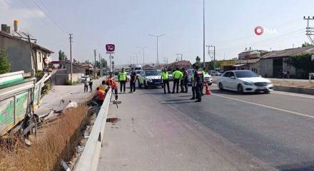 Yolcu otob&uuml;s&uuml; kamyonete &ccedil;arptı: 1 &ouml;l&uuml;, 15 yaralı