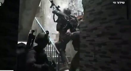 İsrail'den Suriye'de tahriklerine devam ediyor! Şimdi de sınırdaki k&ouml;ye baskın d&uuml;zenledi