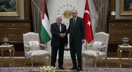 Ankara'daki kritik zirvede Mahmud Abbas'ın rozeti dikkat &ccedil;ekti