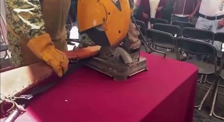 Askeri t&uuml;feği kazara ateş aldı, 4 kişi yaralandı