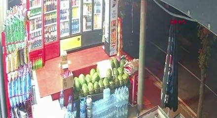 Kocaeli'de feci kaza: &Ccedil;arptığı kızın &uuml;zerinden ge&ccedil;ip ka&ccedil;tı!