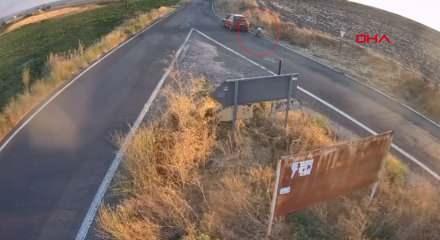 Ankara'da ş&uuml;phelinin &ccedil;akmakla otları tutuşturduğu anlar ortaya &ccedil;ıktı