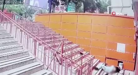 Beton blokta uzandı, dengesini kaybedip merdivenlere d&uuml;şt&uuml; 