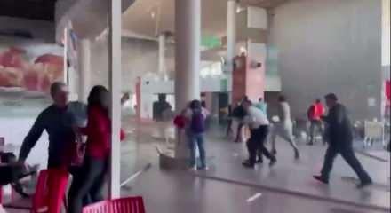 Depreme havalimanında yakalandılar! Tavan &uuml;stlerine &ccedil;&ouml;kt&uuml;, o anlar kamerada