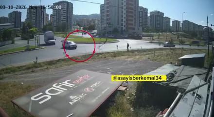 Direksiyon hakimiyetini kaybeden s&uuml;r&uuml;c&uuml; yayayı ezdi