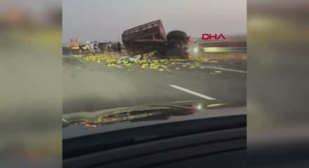 Diyarbakır'da minib&uuml;s, kavun y&uuml;kl&uuml; trakt&ouml;re arkadan &ccedil;arptı: 2 &ouml;l&uuml;, 6 yaralı
