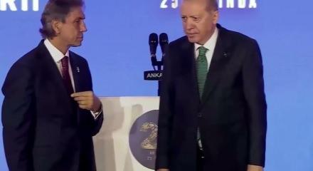 Erdoğan rozetini taktı, tarihe ge&ccedil;ti! AK Parti&rsquo;nin ilk S&uuml;ryani Başkanı