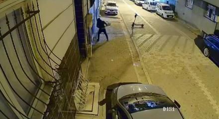 Esenyurt&rsquo;ta eski sevgili dehşeti: Scooter ile gelip binayı ateşe verdi