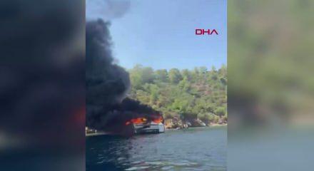 Fethiye&rsquo;de gezi teknesi alev aldı: 115 kişi tahliye edildi