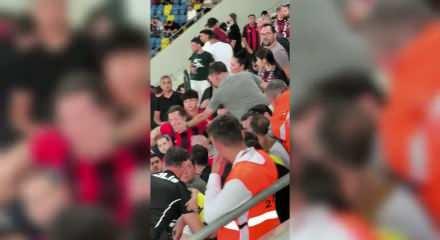 Gen&ccedil;lerbirliği taraftarları, Fenerbah&ccedil;eli minik taraftarın zorla formasını &ccedil;ıkarttı